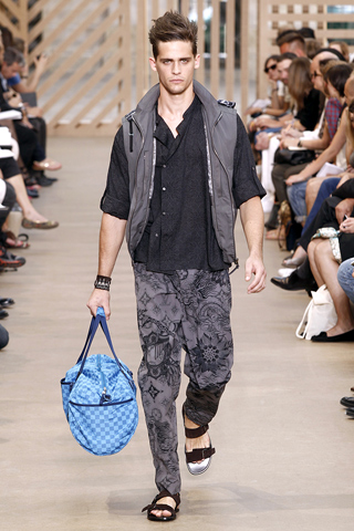 Louis Vuitton / - 2011